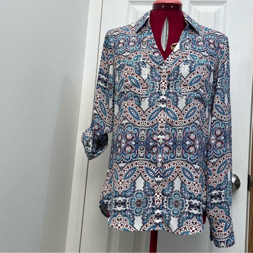 Express slim fit women white floral adjustable long sleeves shirt. Size S. Used.
